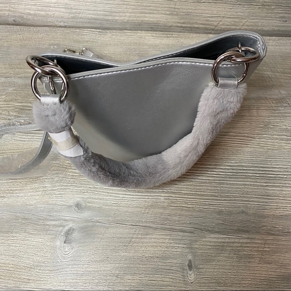NWT super cute silver bucket purse with faux fur handle crossbody shoulder strap - Picture 7 of 9